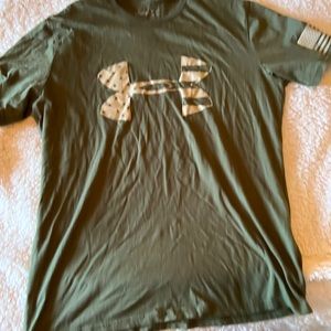 Mens short sleeve under armour shirt size medium